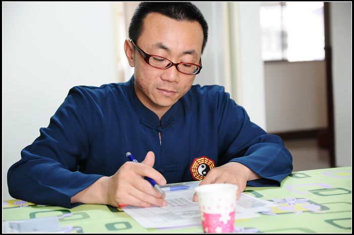 阿添師辦公個人照 0